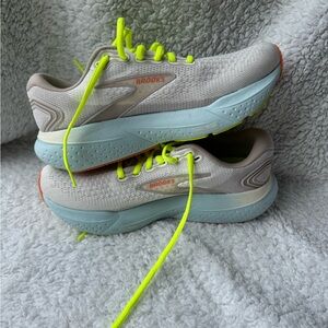 Brooks Glycerin 21 size 9.5 running shoes, Like new condition!